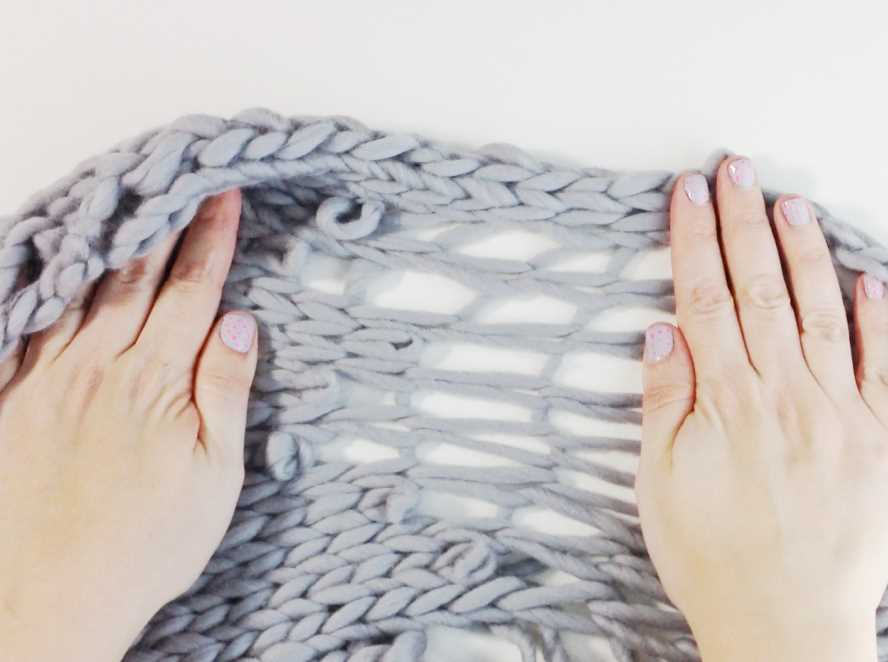 A simple knitting pattern for a two-tone scarf Easy two-color scarf knit pattern