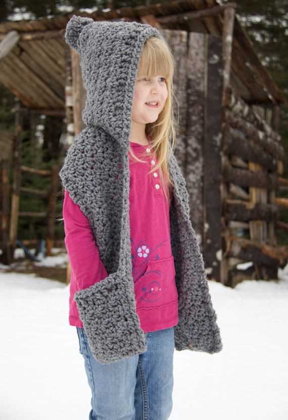 Knitting pattern for scarf with hood and pockets