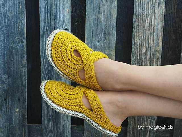 Knitted slippers with soles pattern