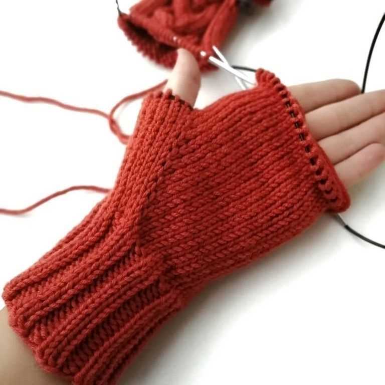 Holding hands mittens knitting pattern