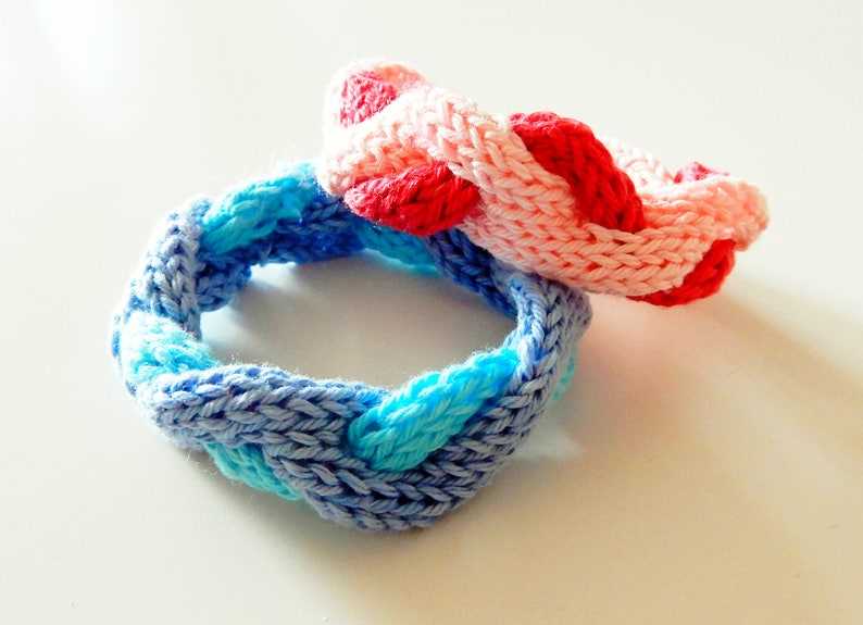 Knitted friendship bracelet pattern
