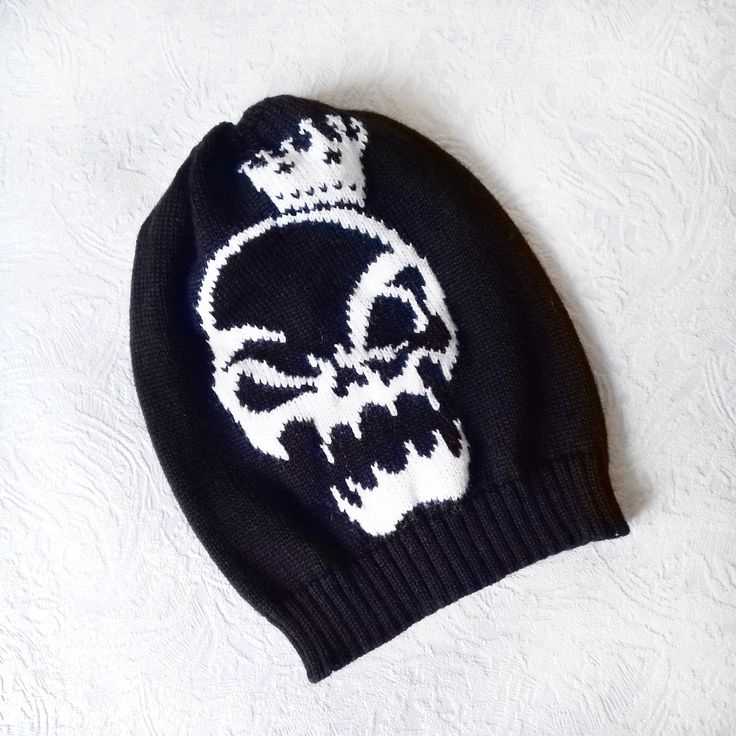 Knit hat with skull pattern