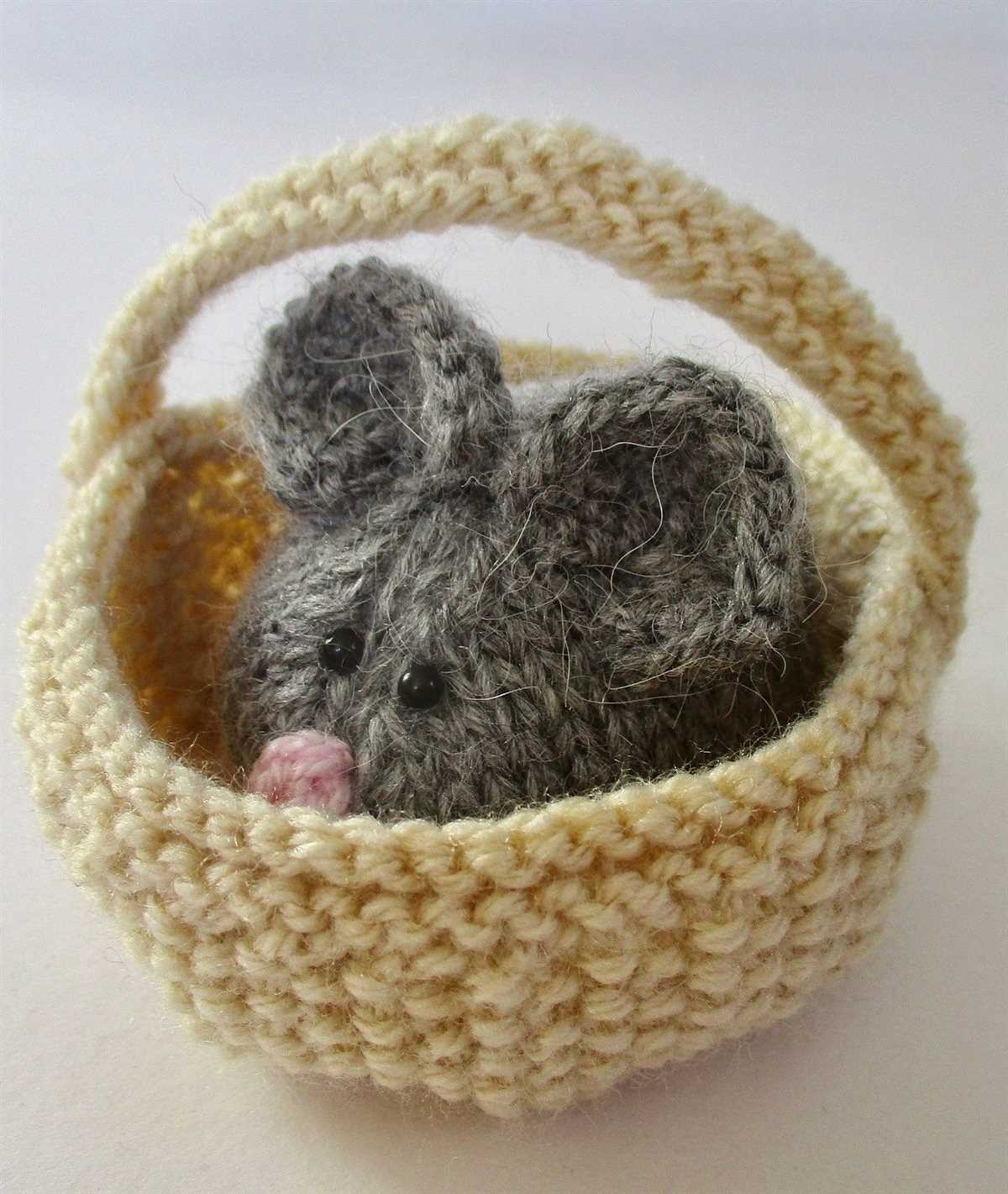 An adorable knitting pattern to make your own mouse toy! Free knitting pattern for a mouse
