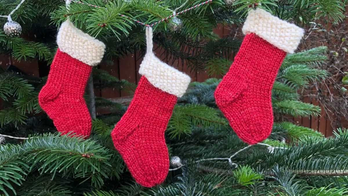 Free knitting pattern mini christmas stocking