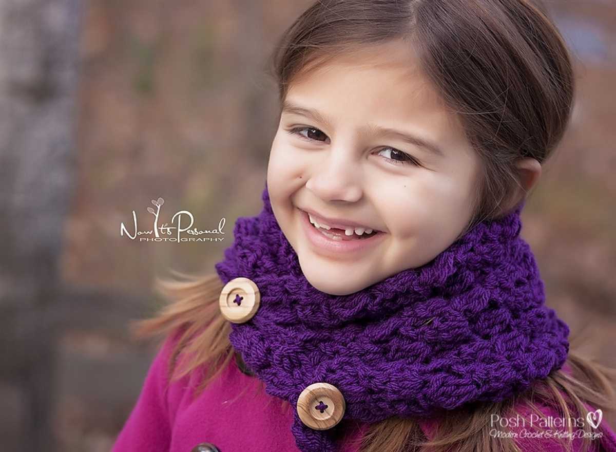 Knitted scarf with buttons pattern