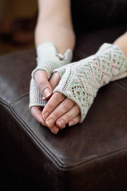 Lace fingerless gloves knitting pattern