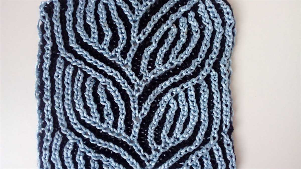 Two color knitting patterns scarf