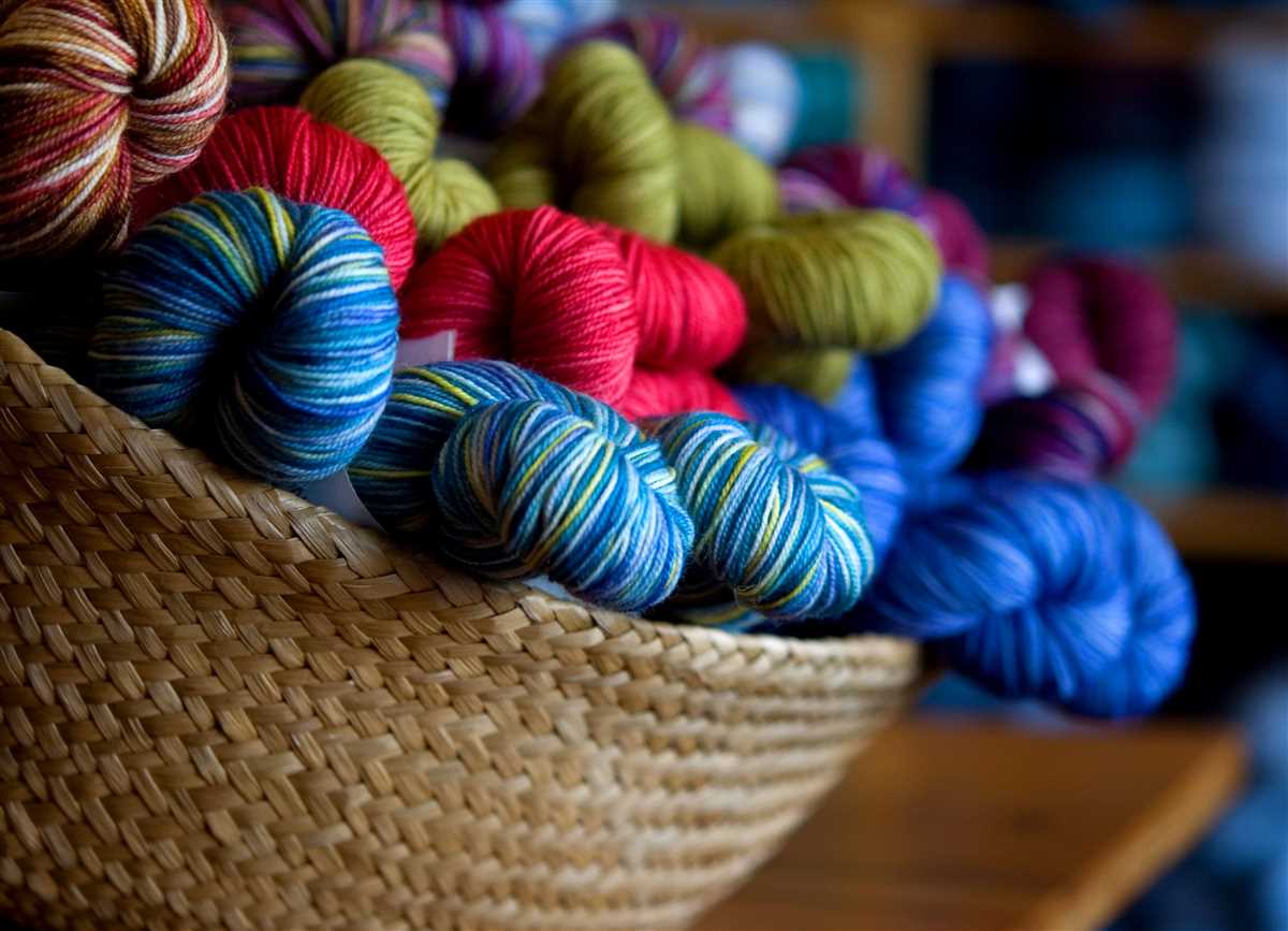 Creating patterns in knitting with many colors
