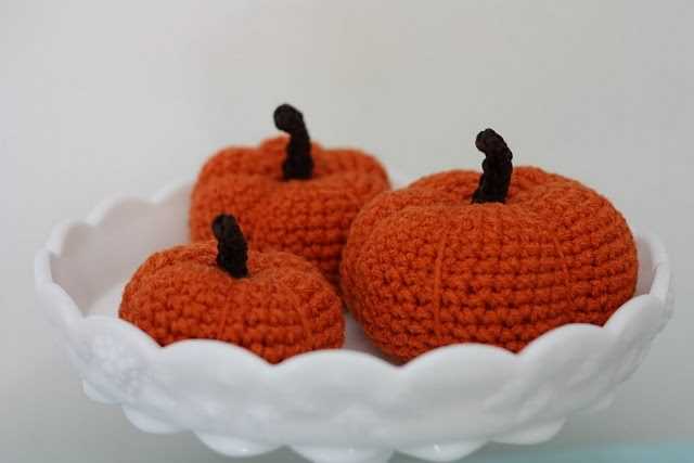 Mini knit pumpkin pattern