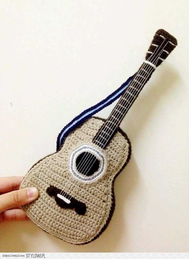 Knitted guitar strap pattern