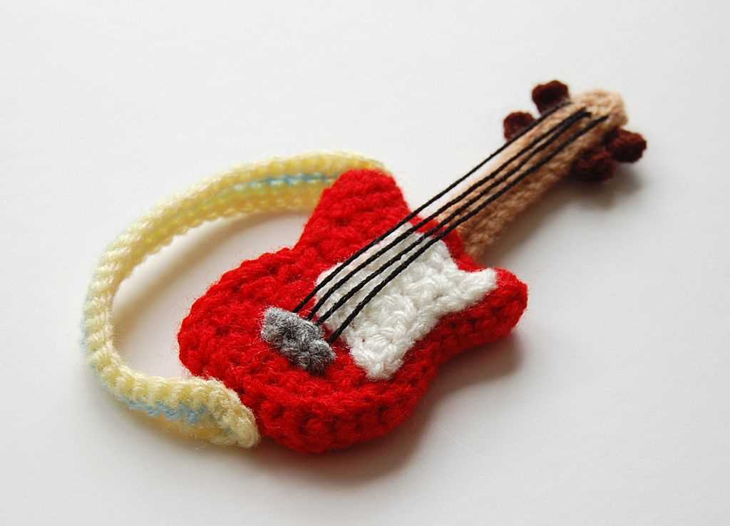 Knitted guitar strap pattern