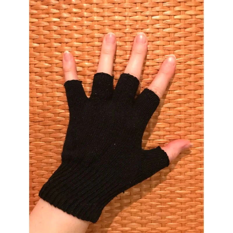 Knitted gloves without fingers pattern