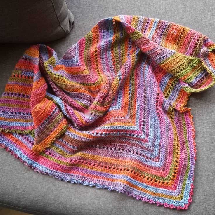 Knitted shawl with pockets pattern free