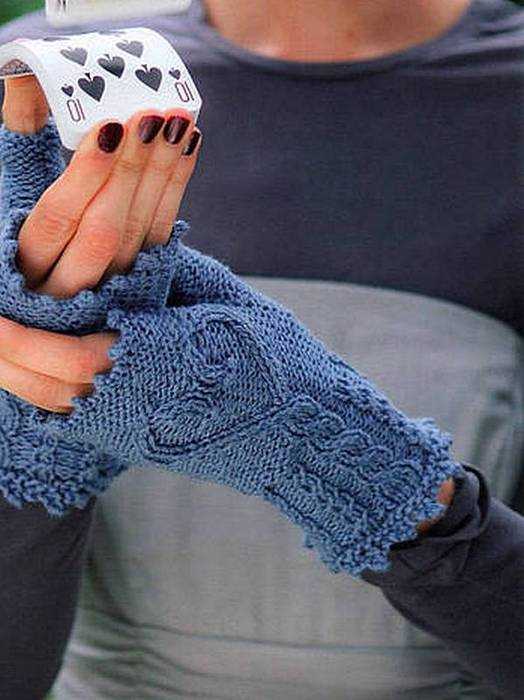 Honeycomb knitted mitten pattern