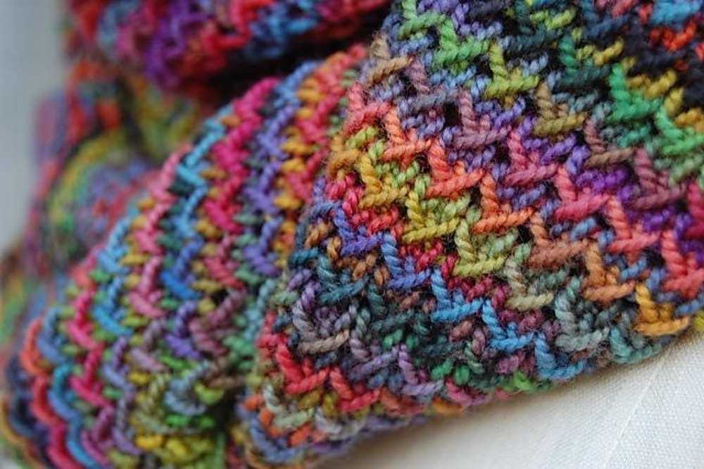 Twisted yarn patterns in knitting