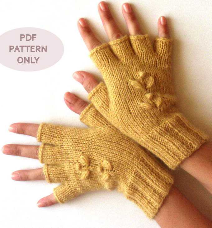 Knitted gloves with fingers pattern
