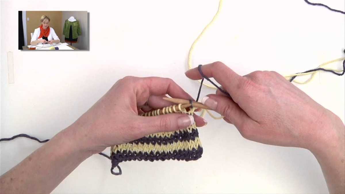 How to carry yarn when knitting a pattern