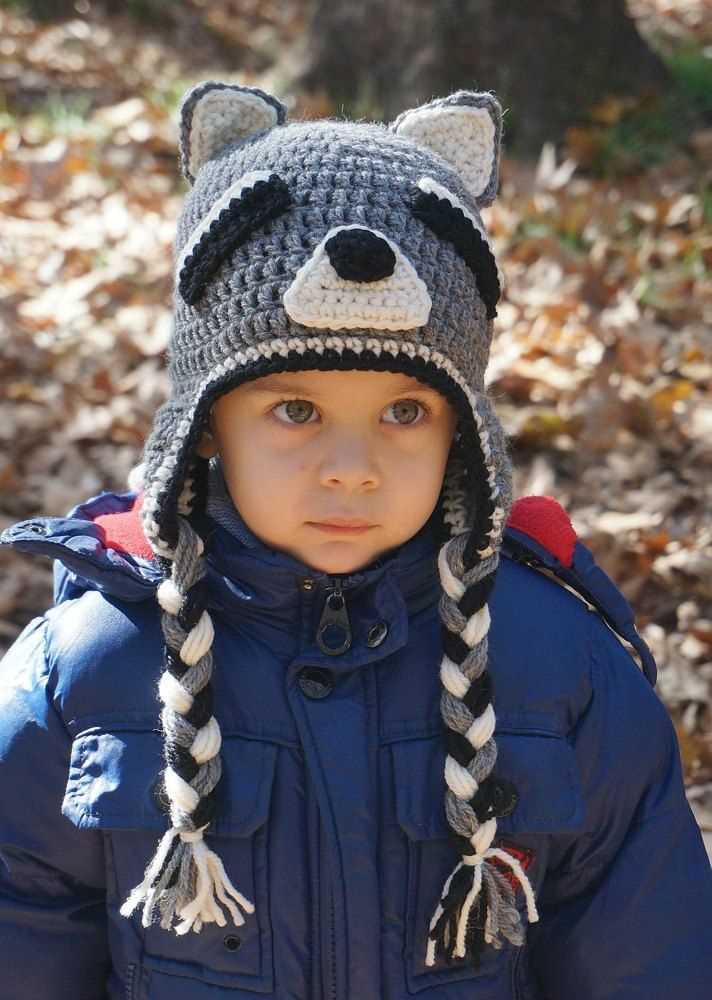 Raccoon hat knitting pattern