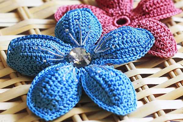Simple knitted flower pattern