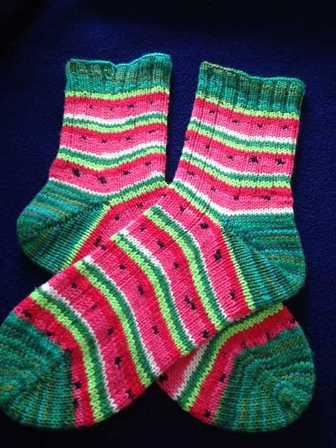 Fish socks knitting pattern