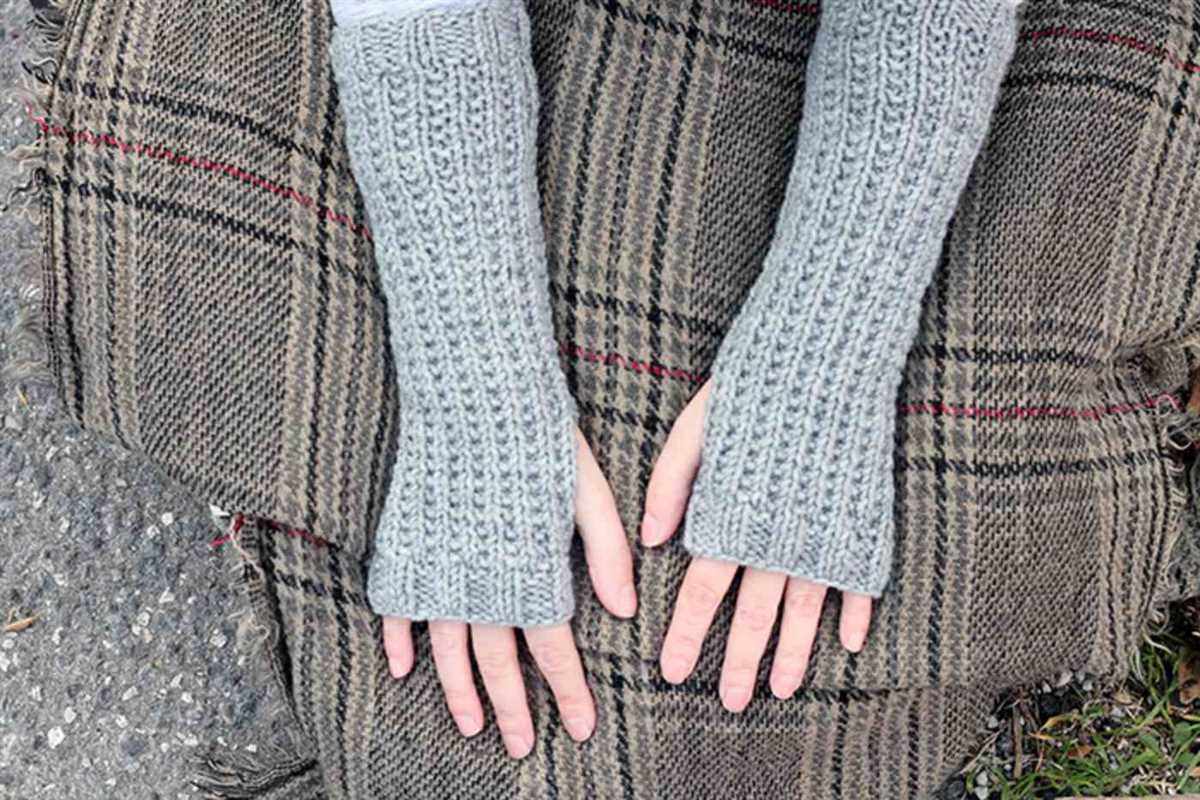 Knitting pattern fingerless mittens