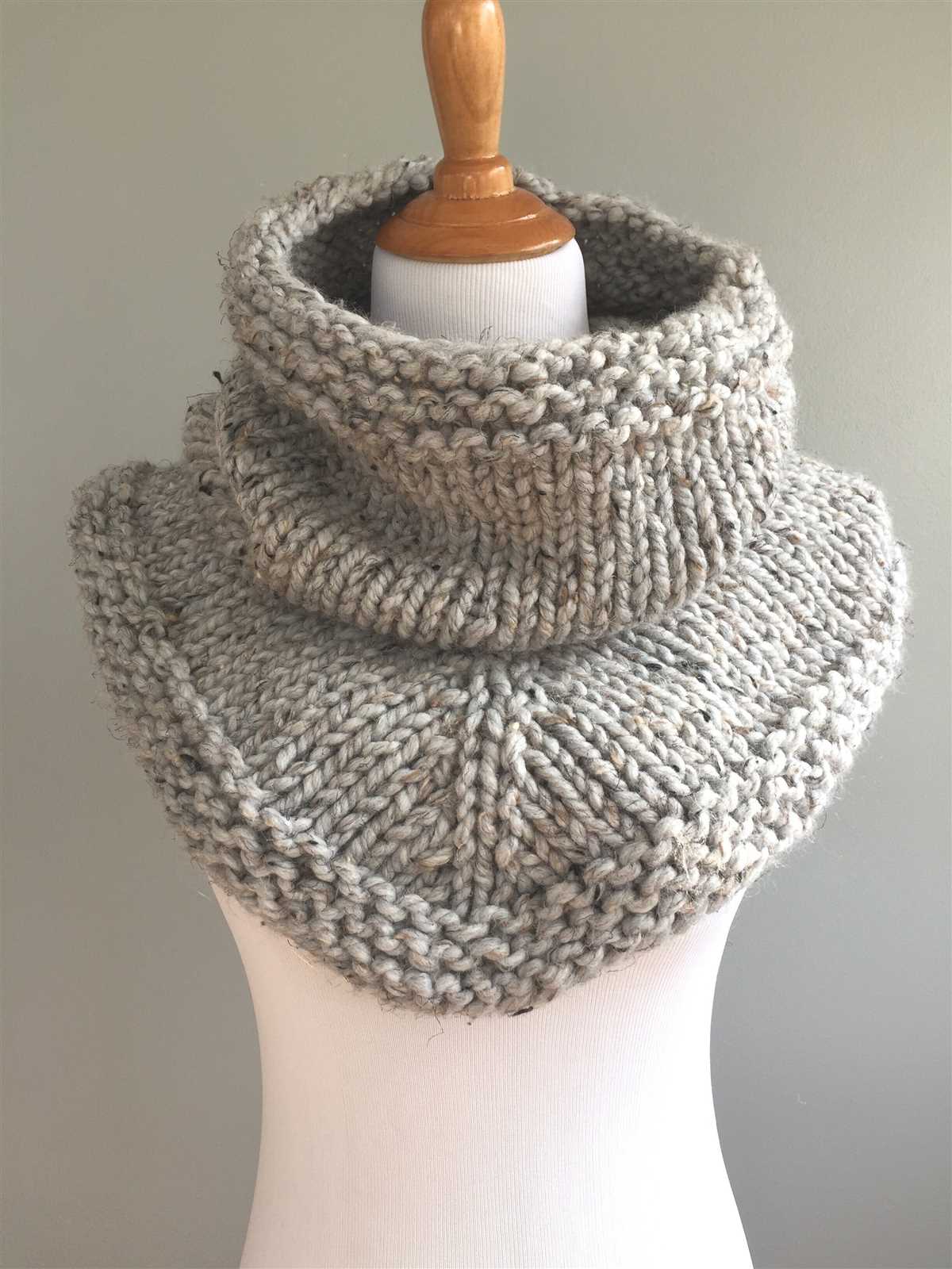 Discover Beautiful and Easy-to-Follow Bandana Cowl Knitting Patterns for Free! Free knitting patterns bandana cowl