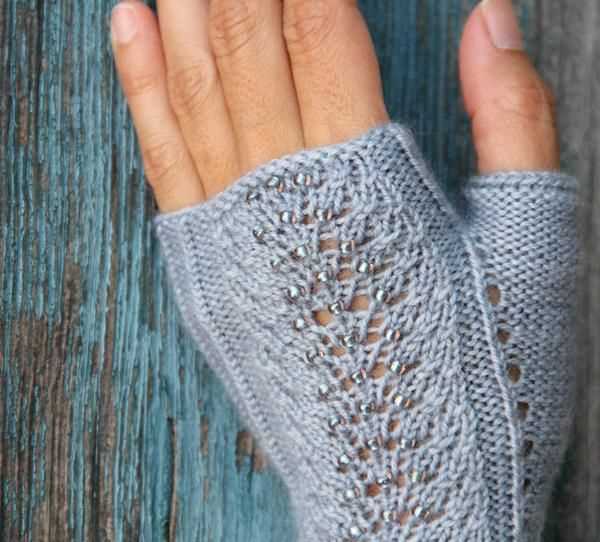 Lace fingerless gloves knitting pattern