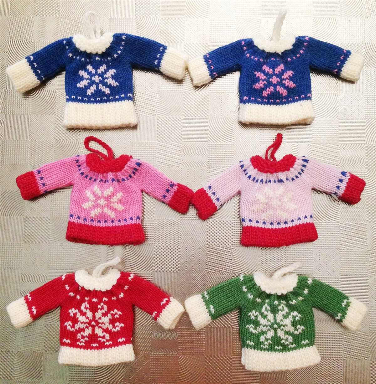 Mini sweater ornament knitting pattern