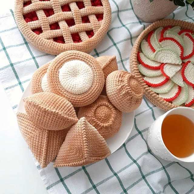 Knitted cup and saucer pattern