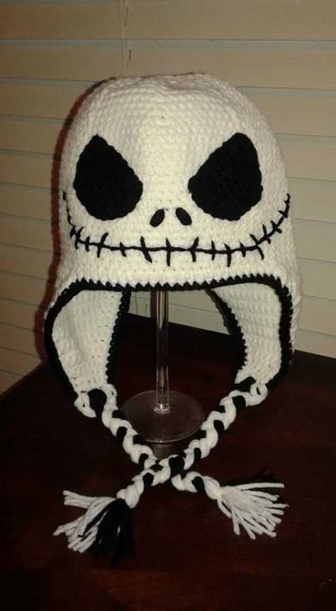 Knit hat with skull pattern