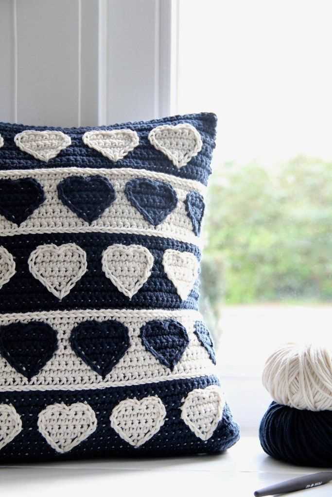 Heart cushion knitting pattern