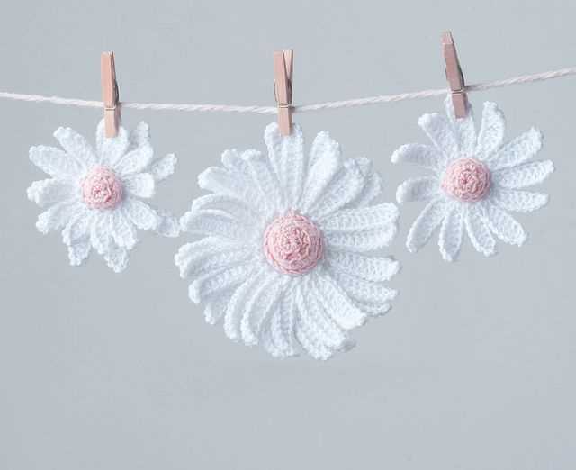 A Step-by-Step Guide to Creating a Beautiful Daisy Pattern with Knitting Knitted daisy pattern