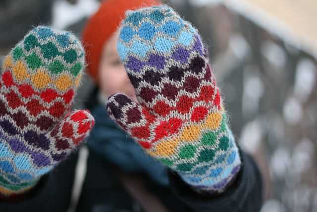 Holding hands mittens knitting pattern