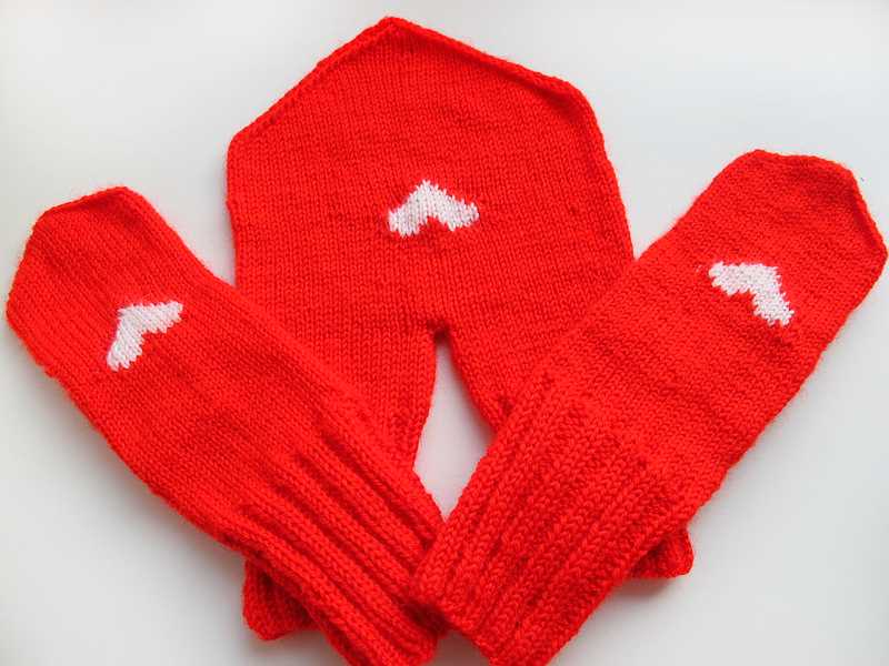 Holding hands mittens knitting pattern