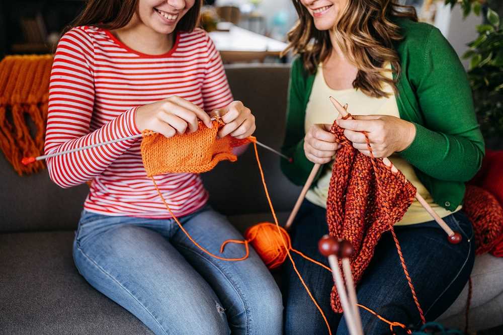 How to carry yarn when knitting a pattern