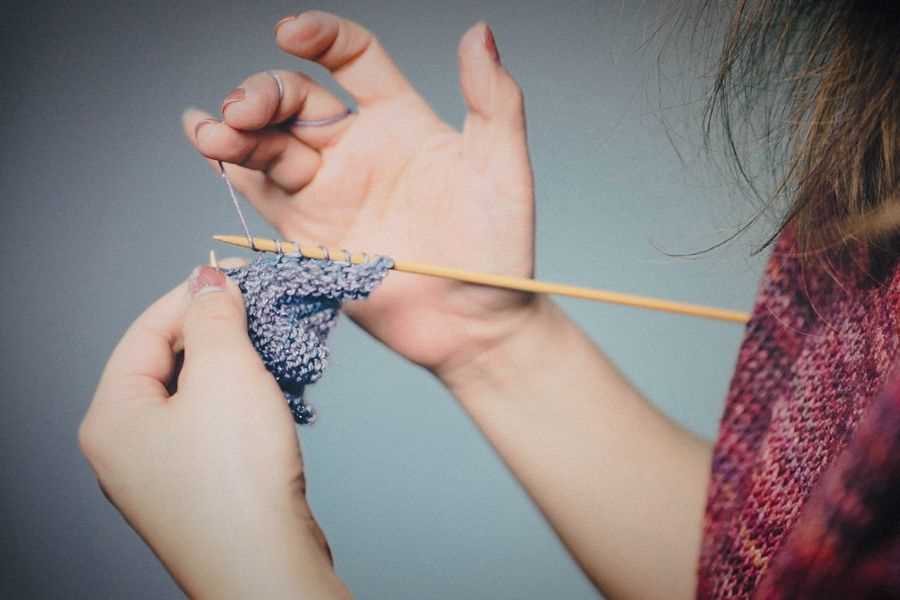 How to carry yarn when knitting a pattern