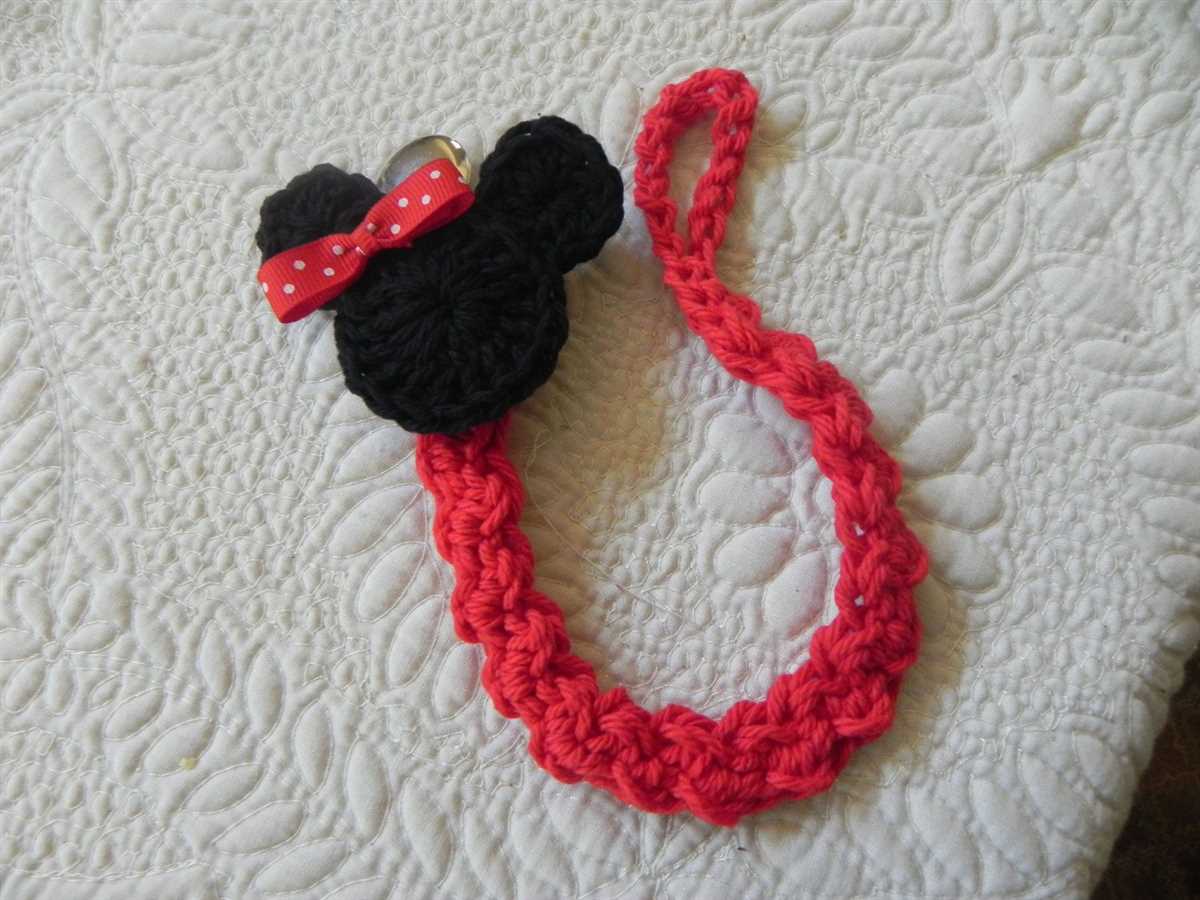 Knitted pacifier clip pattern