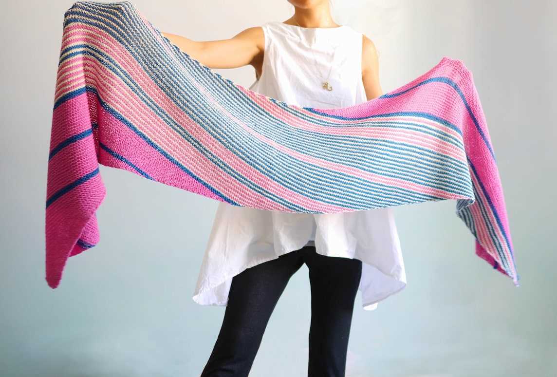 Women's knitted shawl pattern