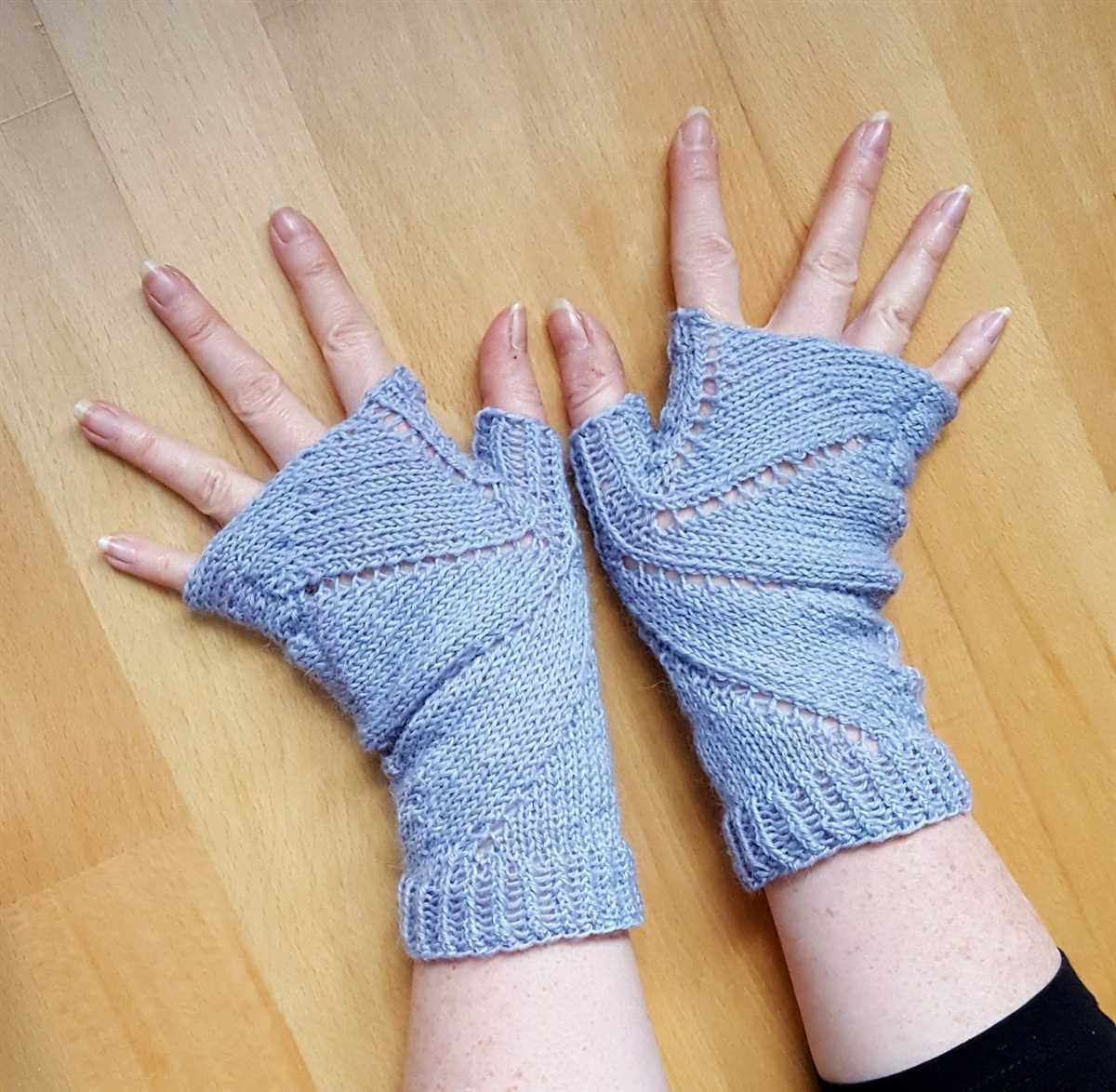 Free fingerless mittens knitting pattern