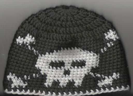 Knit hat with skull pattern