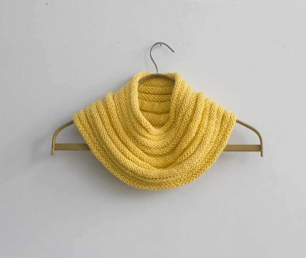 Knitted cowl in the round pattern