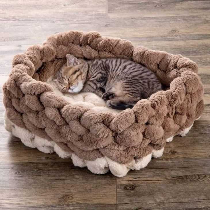 Complimentary patterns for cozy knitted dog beds Knitted dog bed pattern free