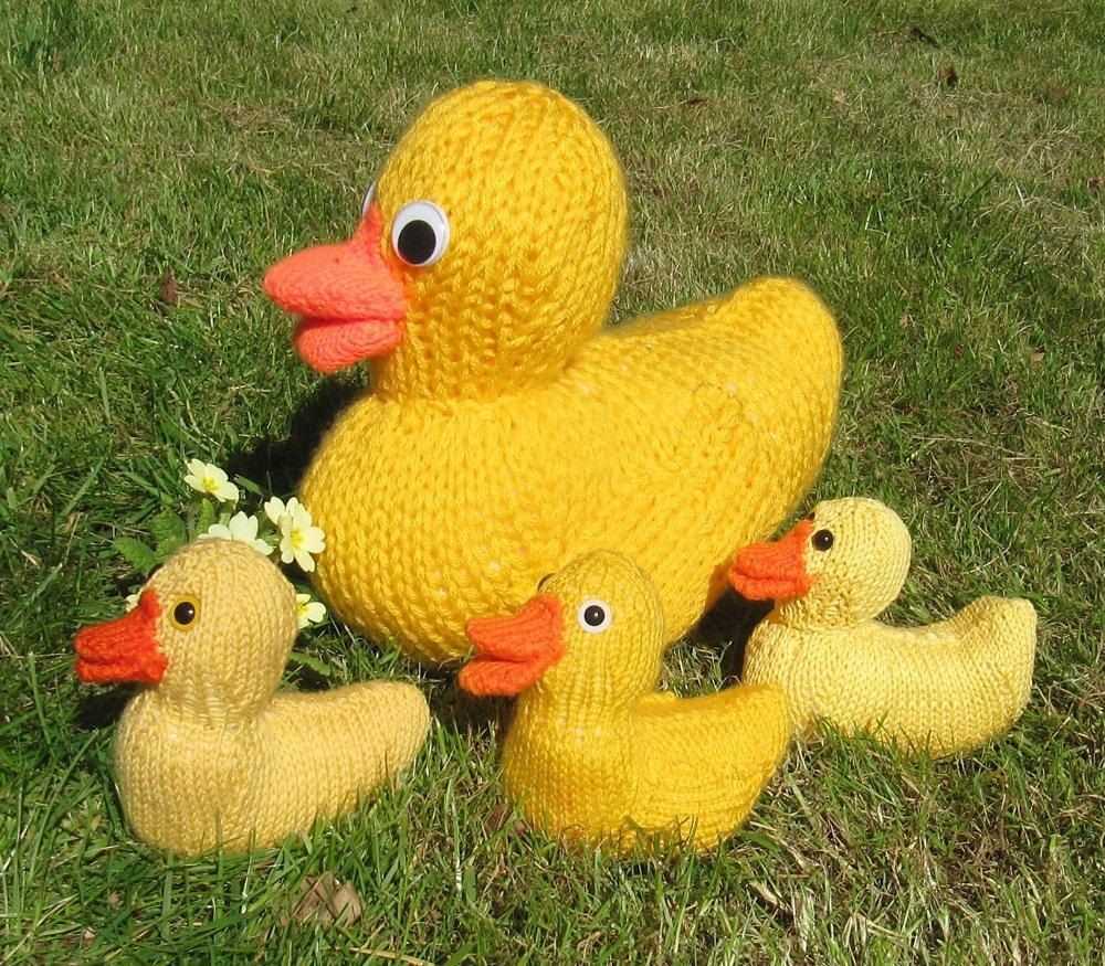 Knitted duck feet pattern