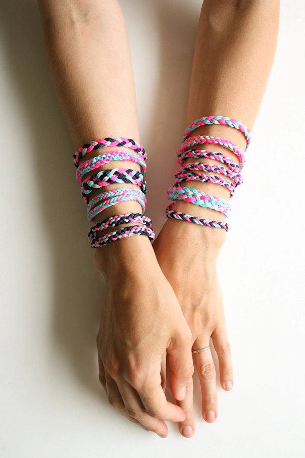 Knitted friendship bracelet pattern