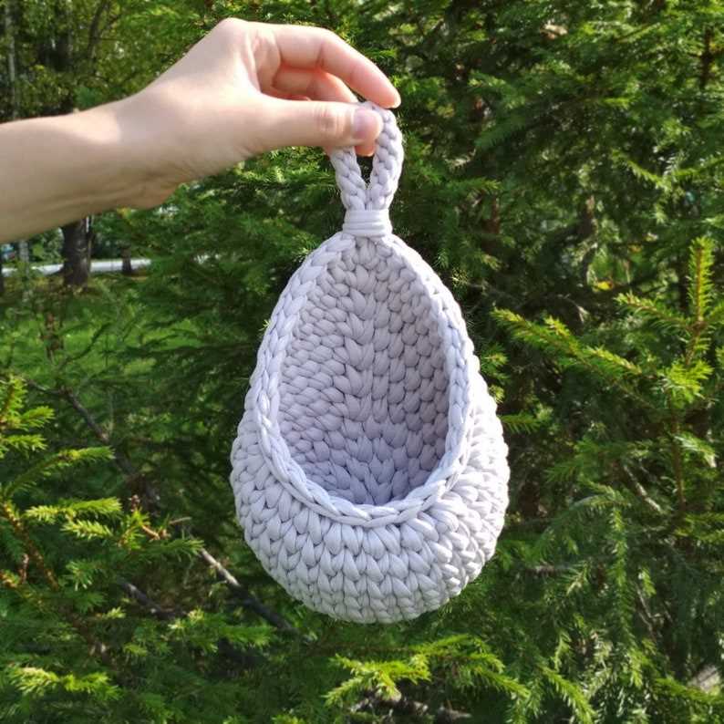 Knitted hanging plant holder pattern