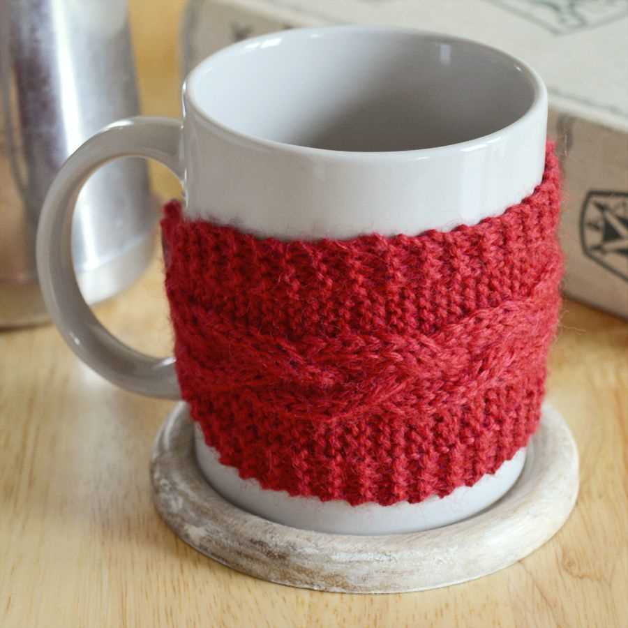 Create a Stylish and Warm Knitted Mug Cozy with This Easy-to-Follow Pattern Knitted mug warmer pattern