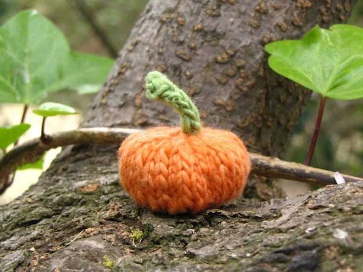 Knitting pattern for small pumpkins