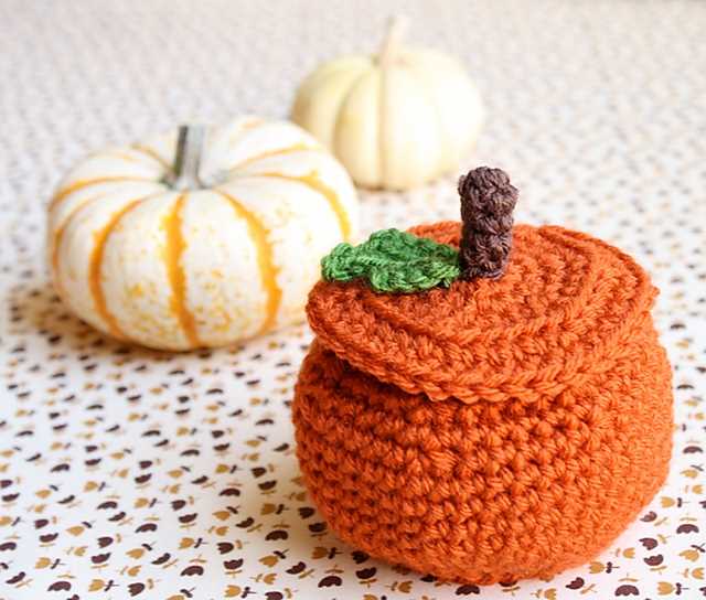 Knitting pattern for small pumpkins