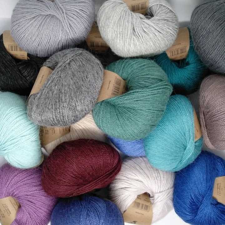 Knitting patterns using alpaca yarn