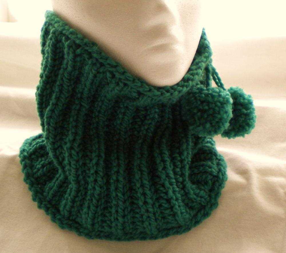 Knitting pattern for a cowl neck warmer